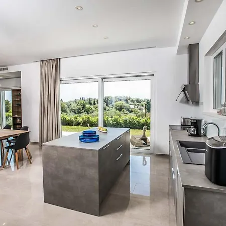 Extensive Light-filled Modern Living Areas