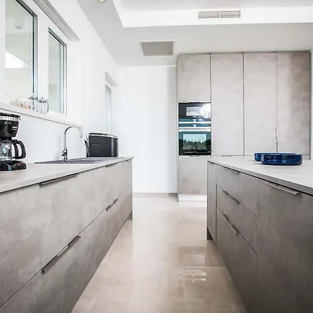 Extensive Light-filled Modern Living Areas * Сент-Полс-Бей