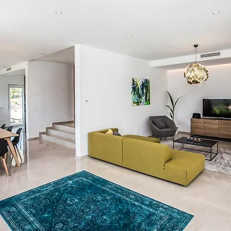 Extensive Light-filled Modern Living Areas *