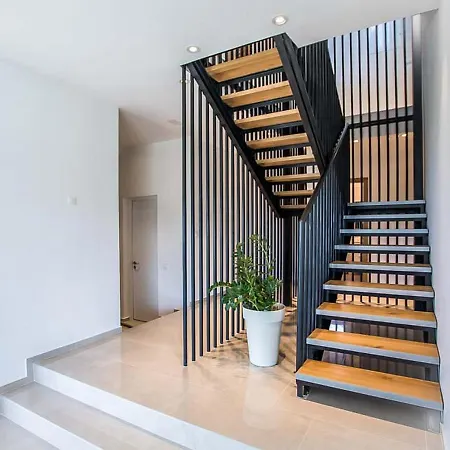 Extensive Light-filled Modern Living Areas