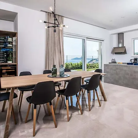 Extensive Light-filled Modern Living Areas *
